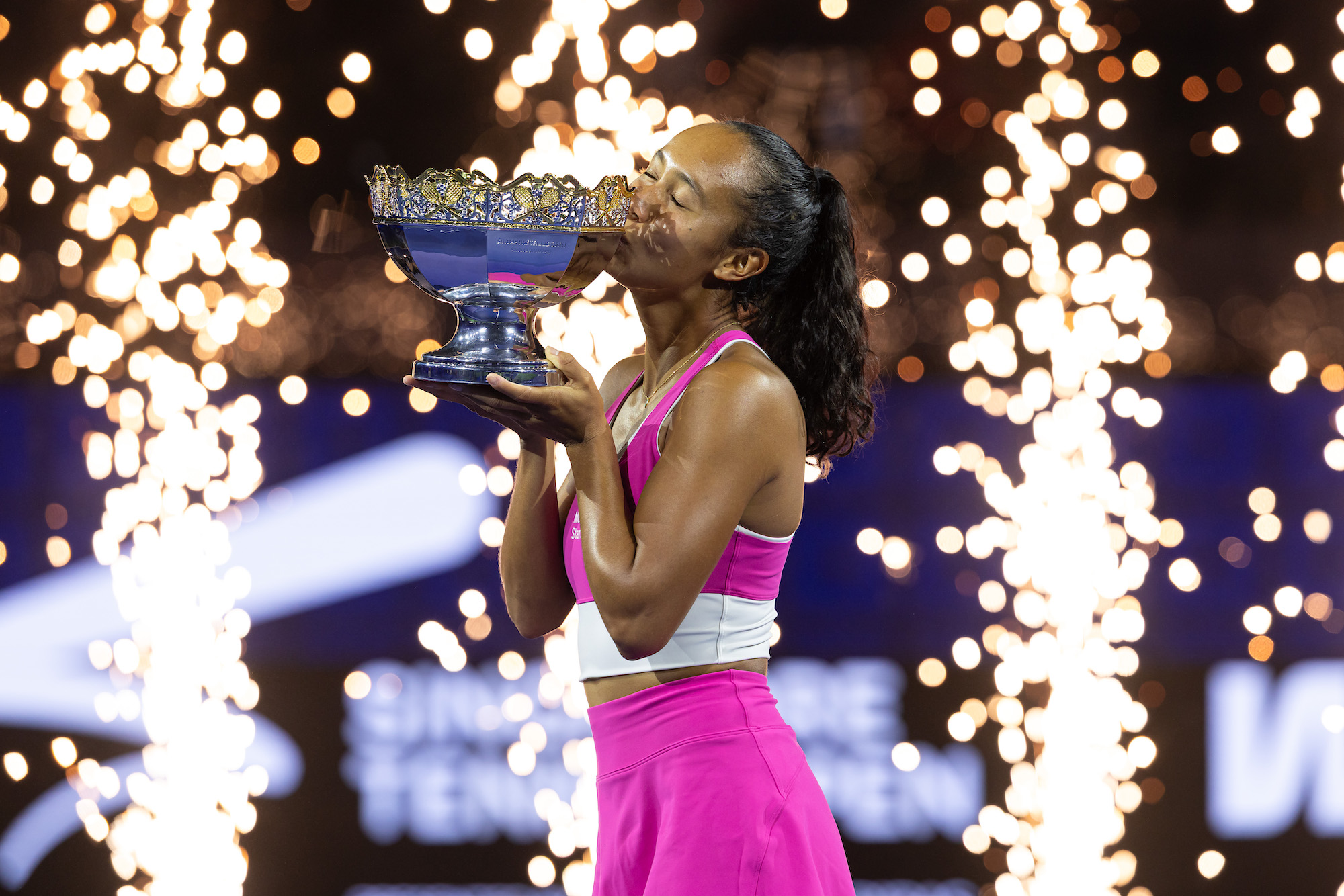 Leylah Fernandez kisses the Singapore Tennis Open 2026 trophy after winning the WTA 500 singles title.